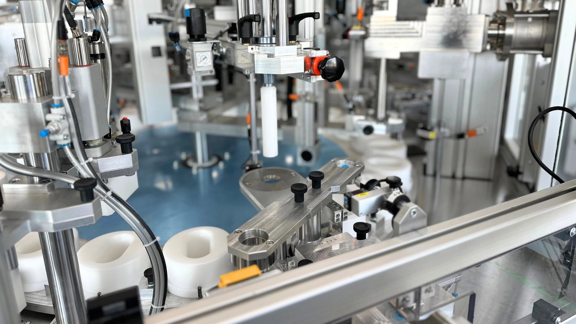 Lohnabfüllung - GLUETEC & WIKO
