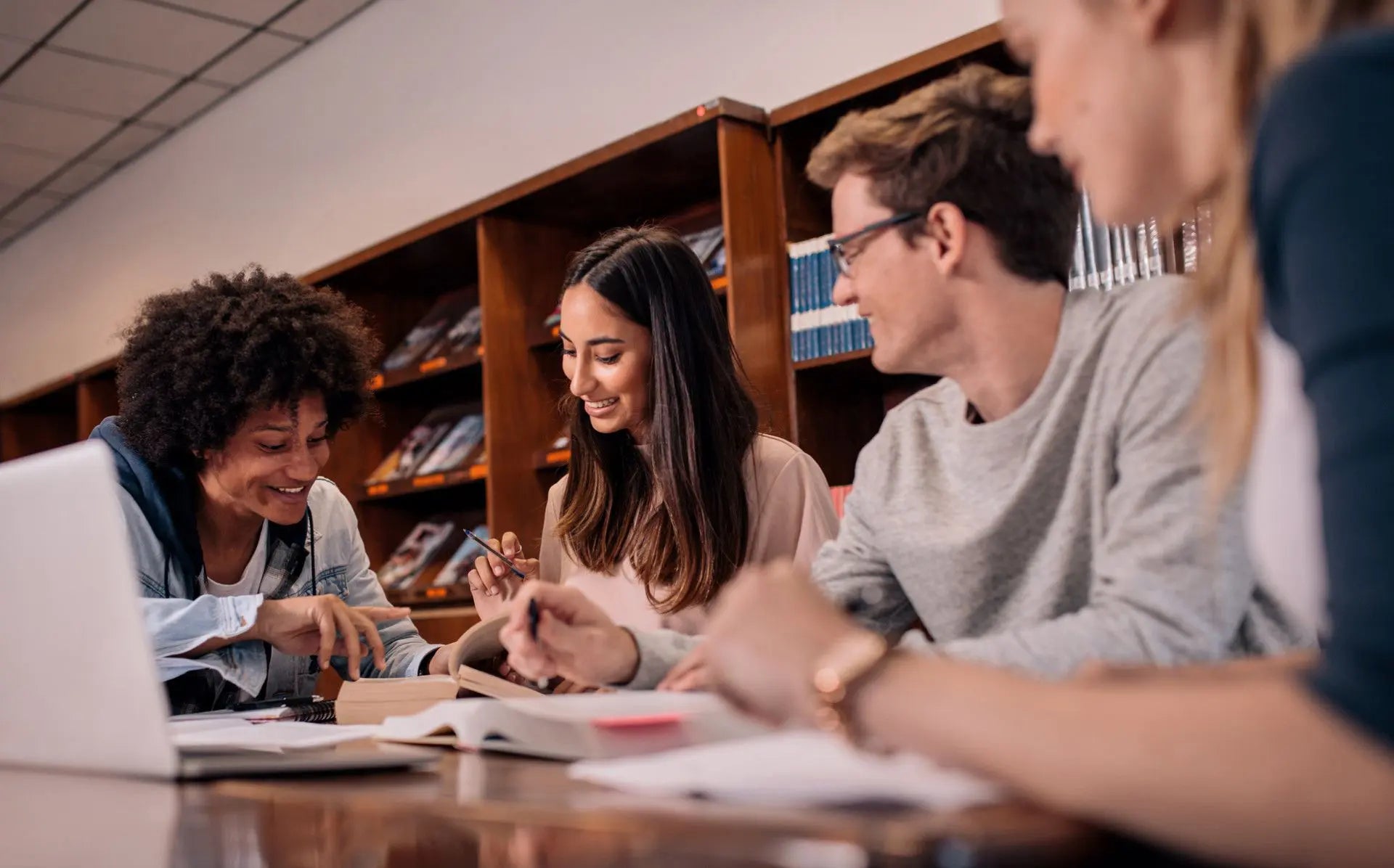 Studentin Gruppe - GLUETEC & WIKO